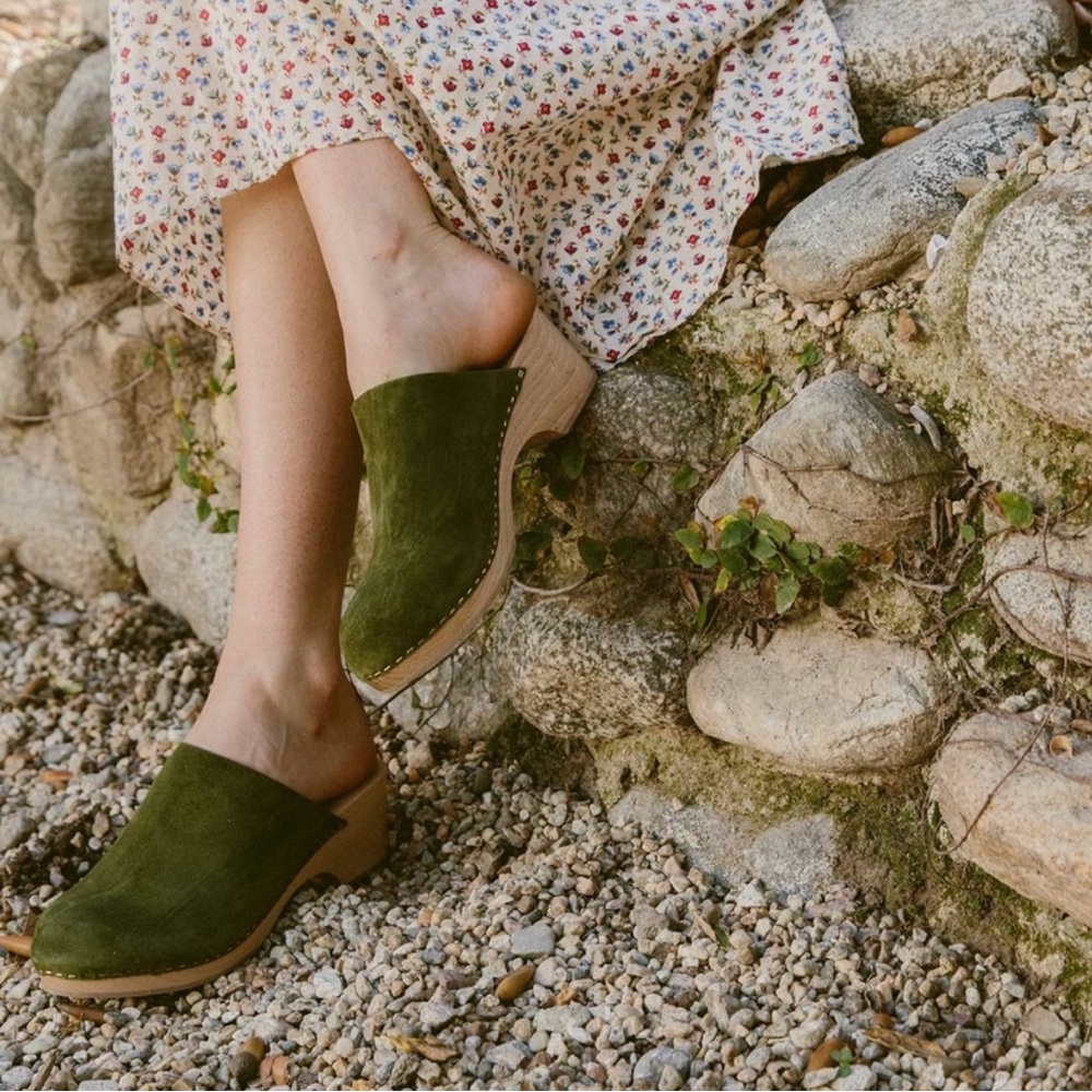Doen Anouk Green Suede Clogs